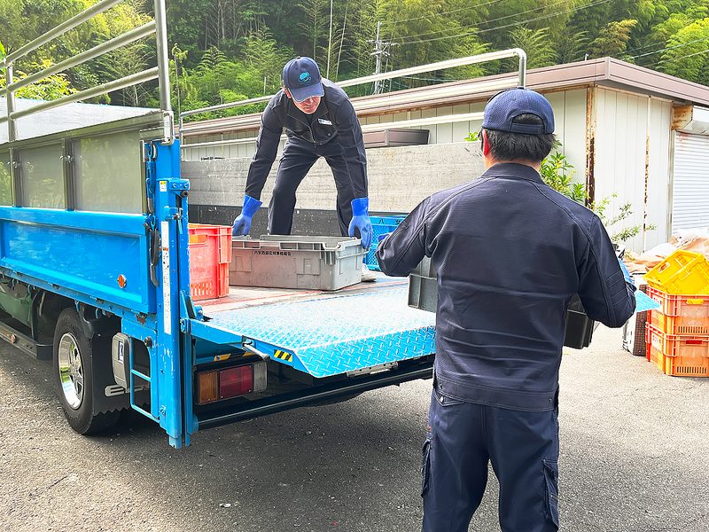 荷台で作業をする社員